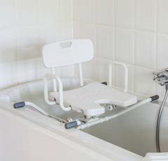 Drehbarer Aluminium-Badewannensitz
mit Rückenlehne und Armlehnen