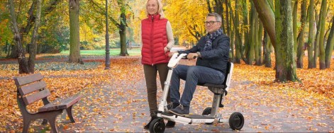 Pärchen beim Herbstspaziergang mit ATTO