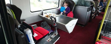 Mit dem Elektromobil ATTO im Zug Eurostar von London nach Brüssel