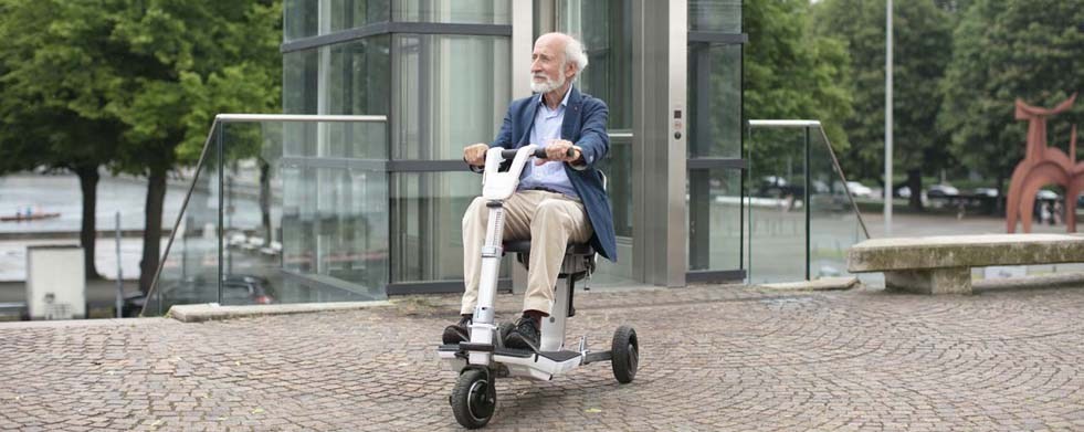 Mann auf dem ATTO Mobilitätsroller