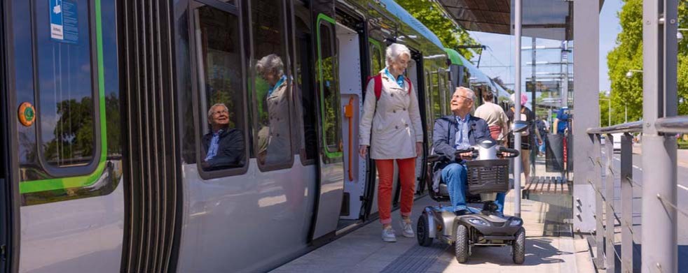 Ehepaar unterwegs mit dem Elektromobil