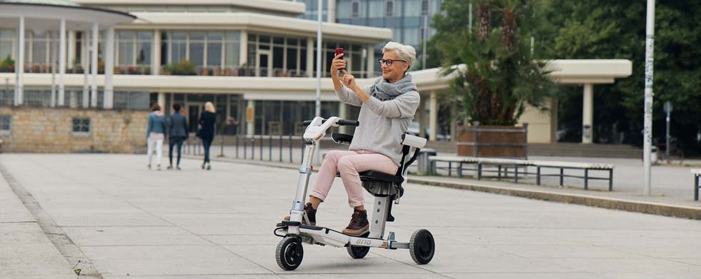 Mann auf dem ATTO Mobilitätsroller