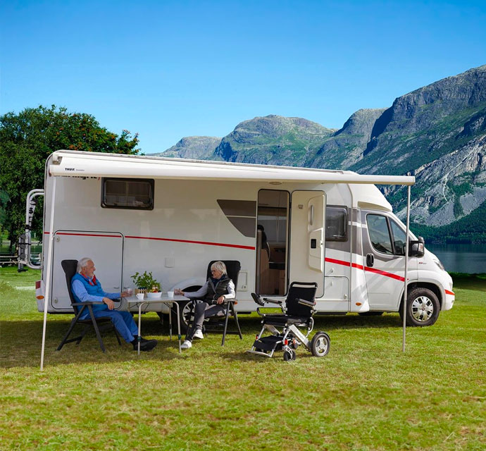 Paar vorm Camper in den Bergen
