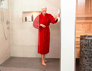 Frau in Dusche mit Haltegriff