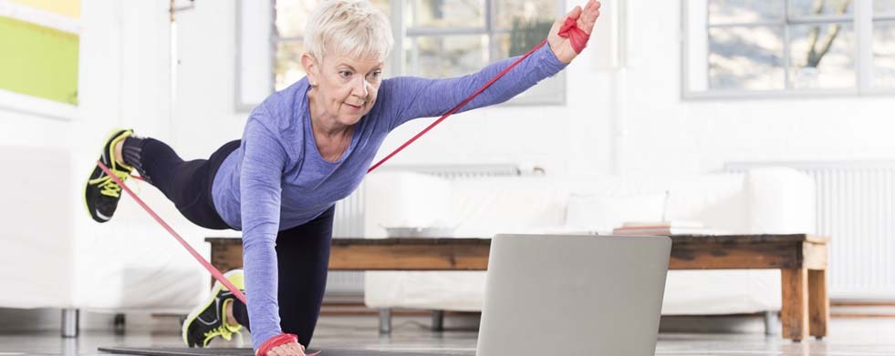 Frau mit Bändern beim Training