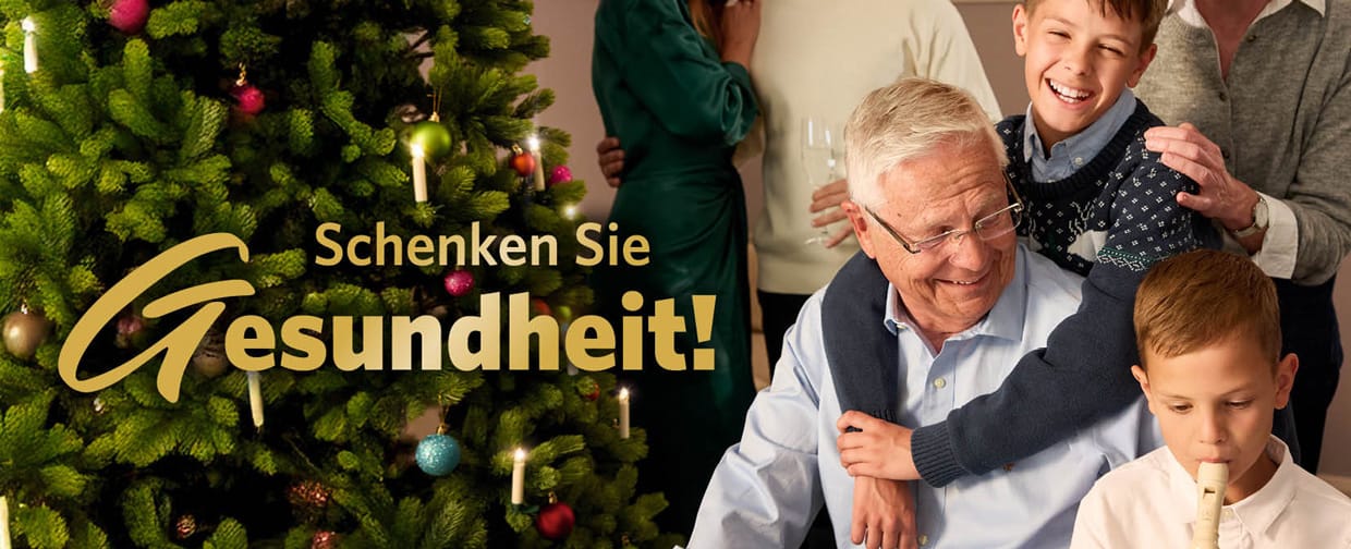 Bescherung bei einer Familie unter dem Weihnachtsbaum.