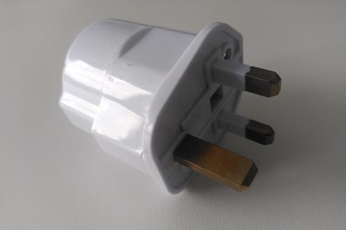 Ein Steckdosen-Adapter für Steckdosen in Großbritannien, Nord-Irland und Irland