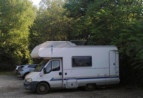 Campen auf dem Parkplatz am Waldrand