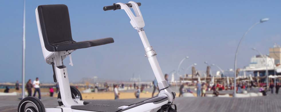 Faktbares Elektromobil ATTO am Strand