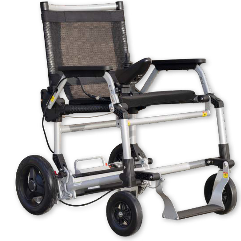 Fotografie eines elektrischen Rollstuhls mit schwarzem Sitz und Rückenlehne aus Netzgewebe sowie Metallrahmen in matt poliertem Alu. Deutliche Merkmale sind große Hinterräder, kleinere Vorderräder, Armlehnen und eine Fußstütze, die auf Mobilität und Komfort hinweisen.