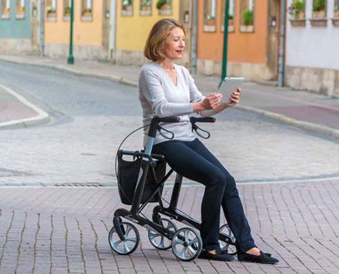 Dame mit Rollator und Tablett