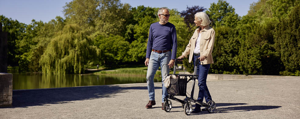 Mit Rollator am Maschteich spazieren | Sanivita