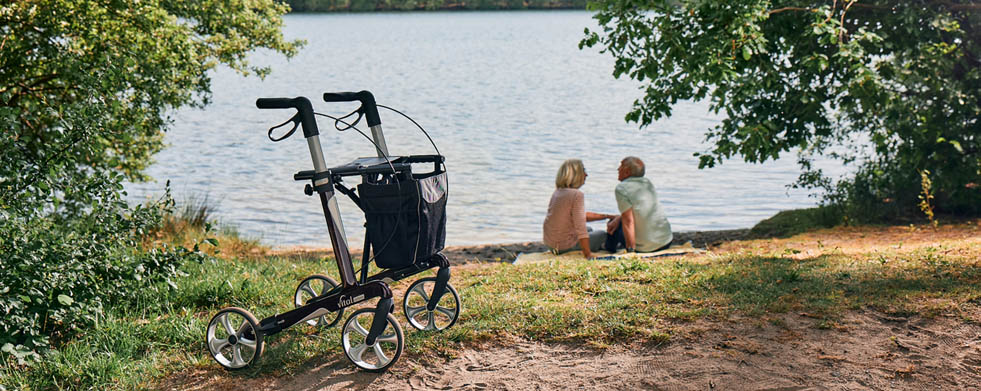 Mit Rollator am See | Sanivita