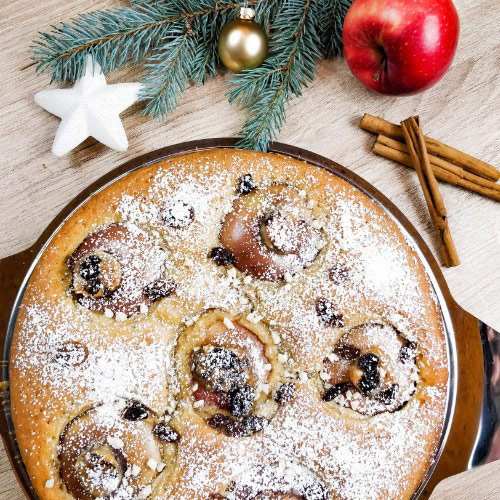 Weihnachtlicher Bratapfelkuchen mit Marzipan, Rosinen und Zimt