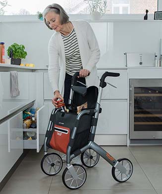 Frau geht mit Rollator Let's Shop spazieren