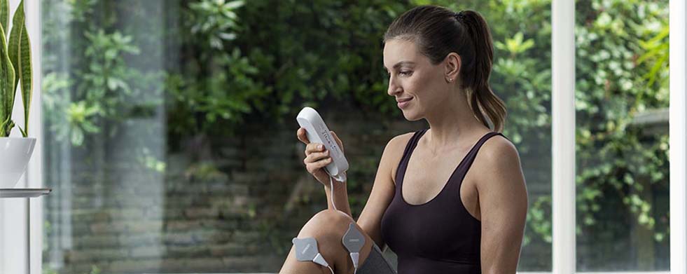 OMRON TENS-Gerät HeatTens Anwendung am Knie | Sanivita