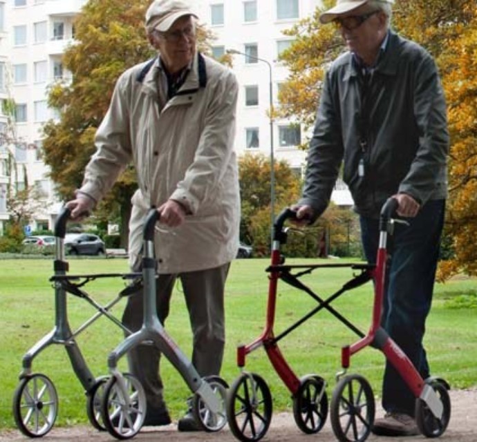 Mit dem Rollator im Park